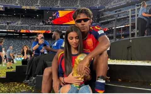 Lamine Yamal junto a Inés García, su novia, tras la victoria de España en la final del Mundial 2026.