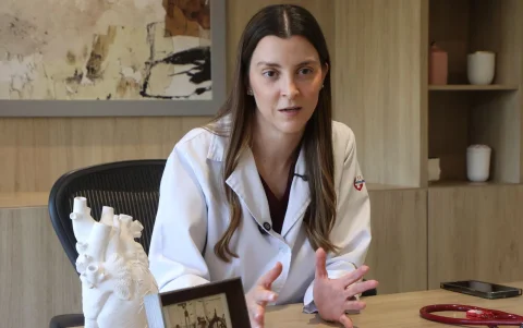 La cirujana cardiovascular Mónica Gilbert asegura que la preparación constante y el trabajo en equipo son la base para ofrecer nuevas oportunidades de vida a sus pacientes.
