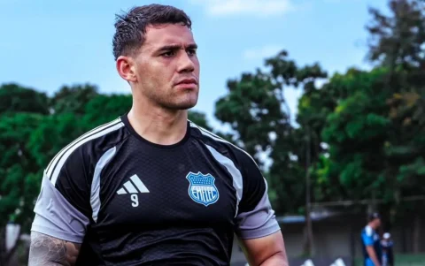 José Neris durante un entrenamiento oficial del Club Sport Emelec, en medio de la incertidumbre sobre su continuidad en el equipo eléctrico.