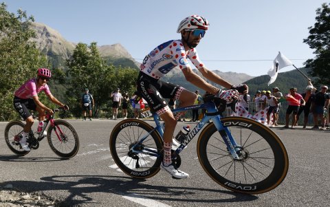 Richard Carapaz ganó su primera etapa en el Tour de Francia 2026.