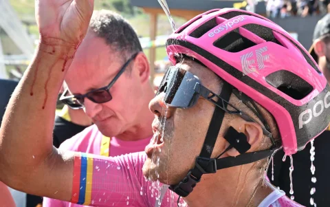 El ciclista ecuatoriano Richard Carapaz, del EF Education-EasyPost, celebra su victoria tras imponerse en la etapa 18 del Tour de Francia.