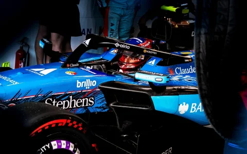 Carlos Sainz posa junto al monoplaza de Williams durante una actividad oficial de la escudería.