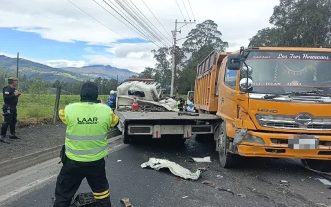 La plataforma y la volqueta quedaron detenidos sobre uno de los carriles de la Panamericana Sur. La Policía cerró la circulación vehicular.