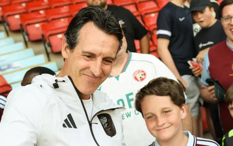 Unai Emery comparte un momento con aficionados del Aston Villa durante una actividad organizada por el club en Birmingham.