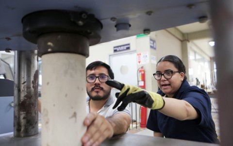 La doctora Natividad García, en el laboratorio donde imparte sus clases, en la Facultad de Ciencias de la Tierra.