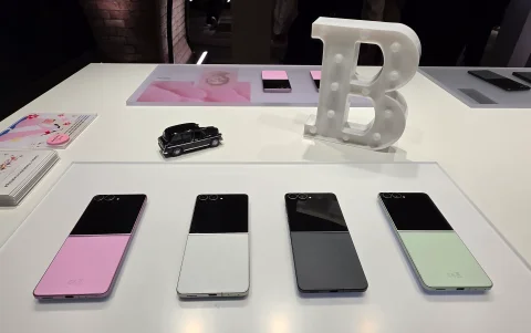 El Samsung Galaxy Z Flip8 apuesta por un diseño más delgado y ligero, con una pantalla exterior que incorpora funciones de Galaxy AI sin necesidad de abrir el teléfono.