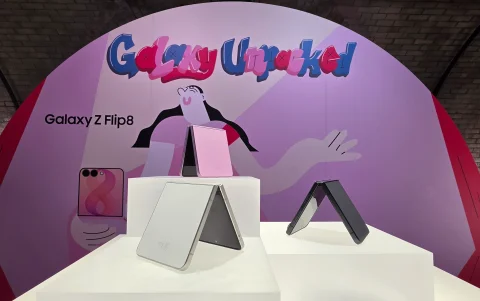 Con solo 180 gramos de peso, el Galaxy Z Flip8 combina portabilidad, funciones de IA y mejoras en fotografía para quienes buscan un teléfono compacto.