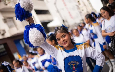 Bandas de paz, bastoneras y delegaciones estudiantiles recorrieron el Malecón durante la celebración por las fiestas julianas.