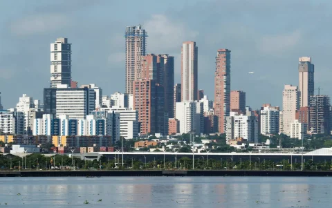 El río Magdalena y de fondo la ciudad de Barranquilla (Colombia).