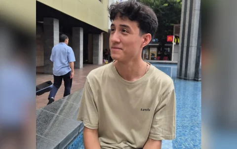 Adrián Ramírez, estudiante de Ingeniería en Sistemas, en un espacio público de Guayaquil, quien sueña con caminar seguro y disfrutar de sus parques.