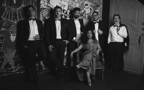 Ricardo Velasteguí junto con Santiago Carpio, Noralma Reeves, Guille Boschetti, Luis Fernando García y David Castro en Pop Up Teatro Café.