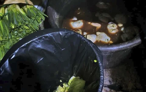 Los inspectores evidenciaron contaminación cruzada, deficiente limpieza y alimentos almacenados inadecuadamente durante el operativo realizado en el centro de Quito.
