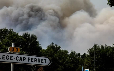 El humo se eleva sobre un bosque de pinos durante un incendio forestal que se propaga en Cap Ferret, en Lège-Cap-Ferret.