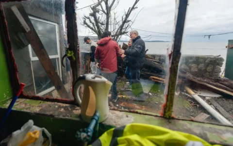José Antonio Kast (c), hablando con personas afectadas por el temporal de lluvias durante un recorrido este viernes, en Cerro Verde Bajo, Penco (Chile).