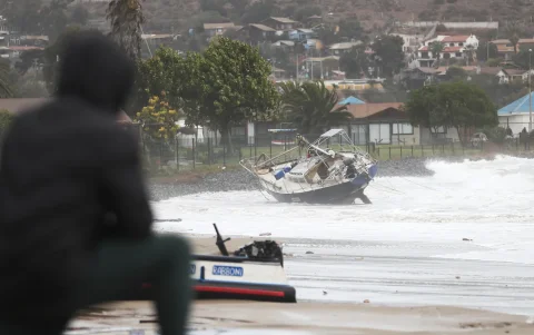 Una embarcación durante un fuerte oleaje este 24 de julio de 2026, en playa La Herradura, en Coquimbo (Chile).