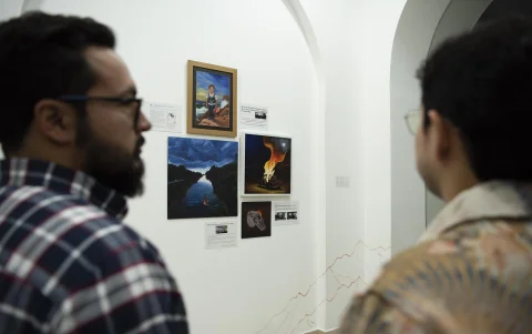 Retratos, lienzos, murales y más son parte de la exposición del artista lojano, radicado en Quito.