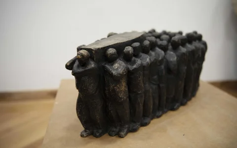 La exposición de las piezas de la reserva incluye obras escultóricas como 'El entierro' de Francisco Proaño.