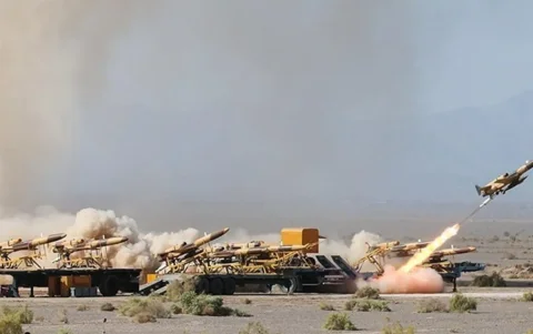 Nueva oleada de ofensiva iraní contra objetivos de Estados Unidos en Oriente Medio en respuesta a los ataques estadounidenses contra territorio iraní.