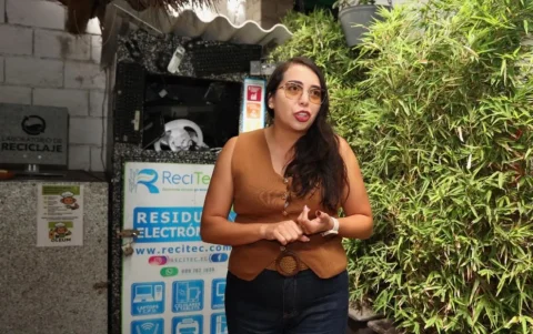 Alexandra Bermúdez dirige el Laboratorio de Reciclaje, cree que hace falta educar sobre separación de desechos y multar también en Quito.