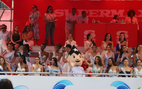 Las candidatas a Miss Universe Ecuador estuvieron en la tribuna que se colocó a la altura de la plaza San Francisco.