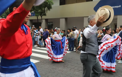 Delegaciones de Costa Rica, México, Colombia, Bolivia y Panamá estuvieron en el desfile por las fiestas patronales de Guayaquil.