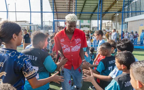 El futbolista fue homenajeado en varios lugares de su cantón por su participación en el Mundial 2026.