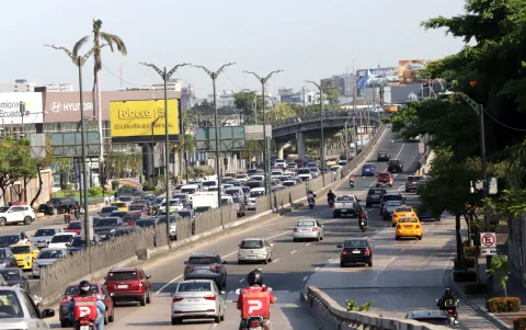La avenida de las Américas, saturada de vehículos, es incluida en la propuesta ecológica.