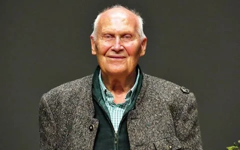 El aleman Hert Bellinger fue un teólogo y psicoterapeuta alemán que ideó la técnica de las constelaciones familiares.