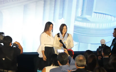La alcaldesa subrogante de Guayaquil, Tatiana Coronel, entregó la presea a la arquitecta Daniela Hidalgo.