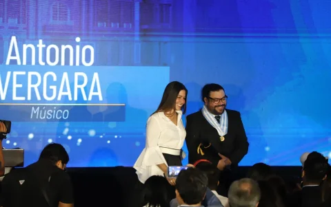 La alcaldesa subrogante de Guayaquil, Tatiana Coronel, entregó la presea cívica al músico Antonio Vergara.