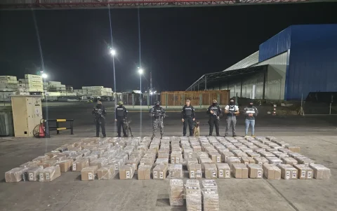Contenedor contaminado con cocaína fue detectado durante un operativo policial en Puerto Bolívar.