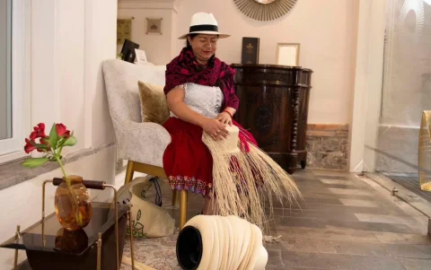 Olga Guzhañay, artesana cuencana, teje sombreros de paja toquilla en el Illa Experience Hotel.