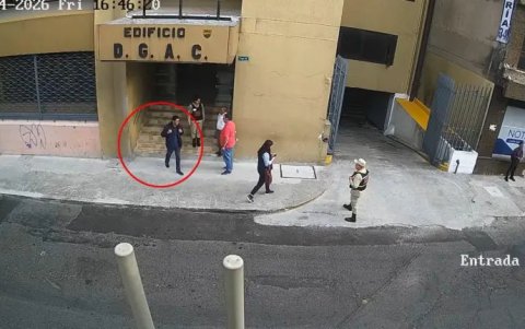 Una cámara de seguridad registró el paso de Héctor Vinicio Rojas antes de su desaparición en el Centro Histórico de Quito.