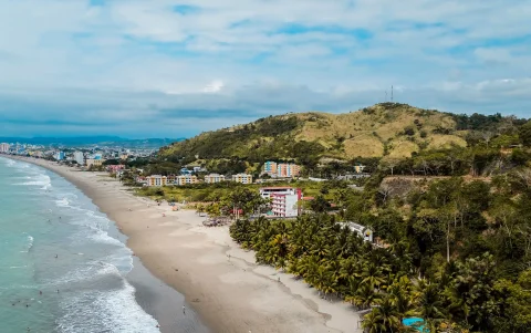 Los feriados nacionales impulsan el turismo interno y la actividad comercial en distintos destinos del país.