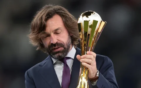 Andrea Pirlo posa con el trofeo de la FIFA Intercontinental Cup durante la ceremonia de premiación del torneo.