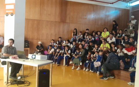 Proyección de cine para niños y jóvenes de sectores vulnerables.