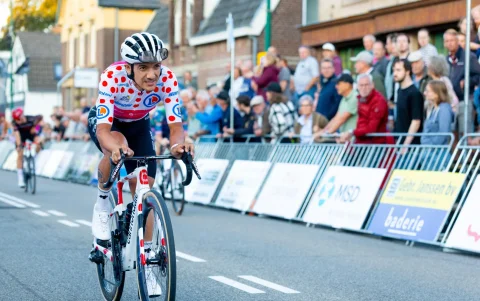 Richard Carapaz (EF Education-EasyPost), con el maillot de la montaña del Tour de Francia, compite en el critérium de Boxmeer.