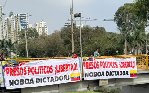 Noboa llega a Lima y es recibido por pancartas en las calles de la capital peruan que lo tiltan de 