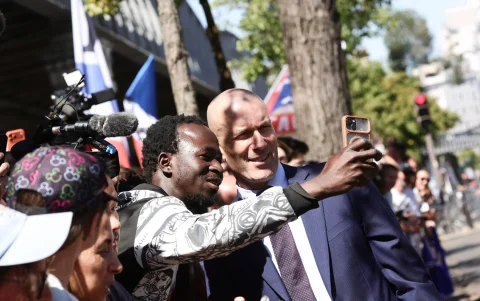 Seguidores celebran la presentación de Zinedine Zidane como nuevo seleccionador de Francia.