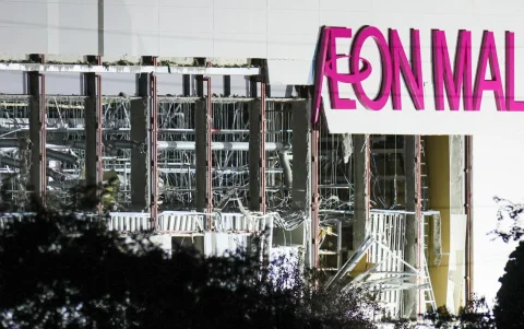 El centro comercial en Kumamoto muestra graves daños tras el sismo de magnitud 7,1.
