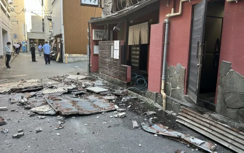 El muro exterior de un restaurante se derrumbó tras el terremoto que sacudió la ciudad de Kumamoto, en el suroeste de Japón, el 28 de julio de 2026.