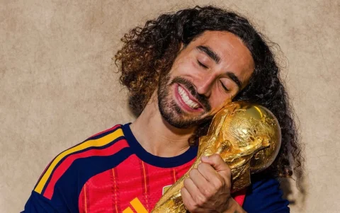 Marc Cucurella celebra con el trofeo tras la conquista del Mundial.