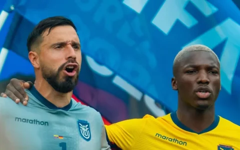 Moisés Caicedo junto al arquero Hernán Galíndez antes de un partido de Ecuador en el Mundial 2026.