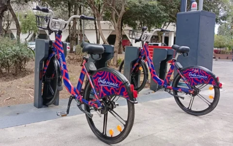 QuitoBici iniciará su marcha blanca con 250 bicicletas públicas, disponibles mediante Cuenta Ciudad para promover una movilidad sostenible en Quito.