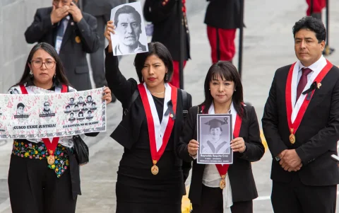 Las congresistas de Perú Ruth Luque, Indira Huilca y Mirtha Vásquez sostienen carteles tras abandonar el Congreso este martes, en Lima (Perú).