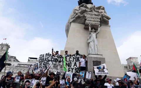 Personas y familiares de víctimas durante el gobierno del expresidente Alberto Fujimori (1990-2000), protestan en contra de Keiko Fujimori,este martes en la Plaza San Martín en Lima (Perú)