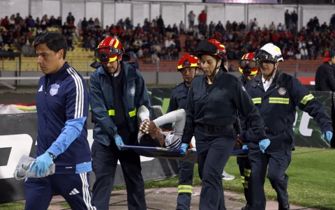 Pedro Ortiz salió en camilla en el duelo entre Emelec y Deportivo Cuenca.