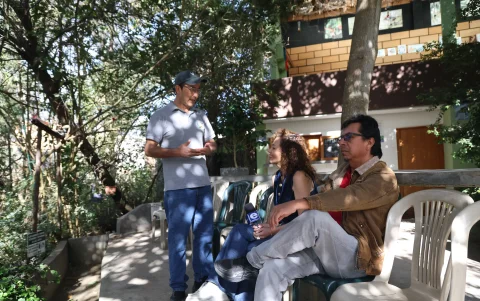 Rolando Luna, administrador de PomasQuinde, continúa el legado de su padre al proteger un refugio que hoy alberga 29 especies de aves.