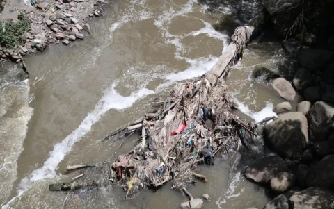 Bomberos comentaron que al ingresar al río para búsquedas de personas desaparecidas, aunque usan trajes especiales, desarrollan hongos y más, por la contaminación.
