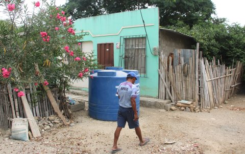 En algunas viviendas se han instalado grandes tanques como reservorio de agua ante la irregular distribución